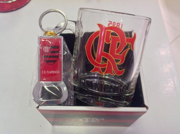 CANECA DE VIDRO COM CHAVEIRO FLAMENGO